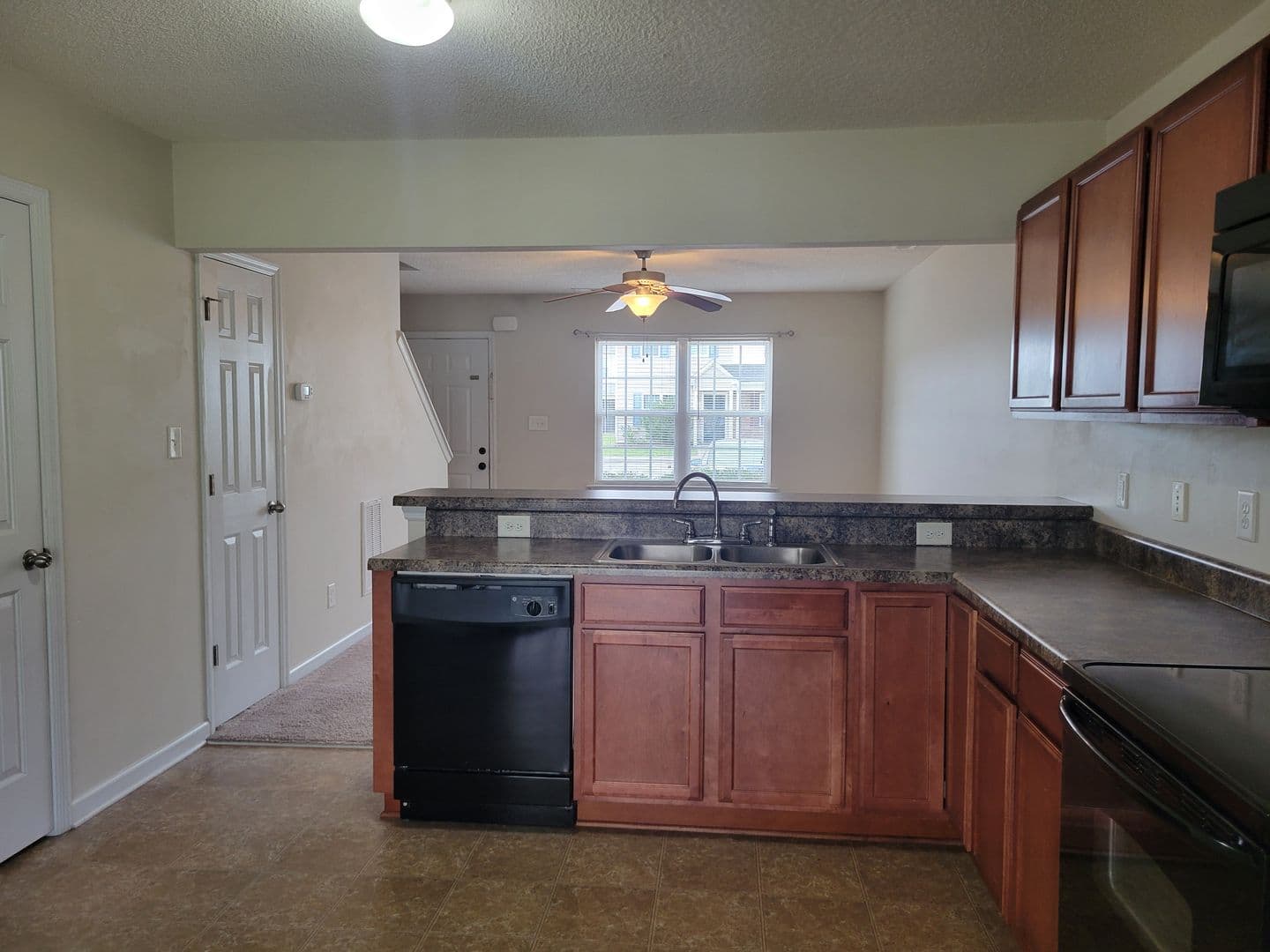 Jacksonville House: 1002 Ornate Drive