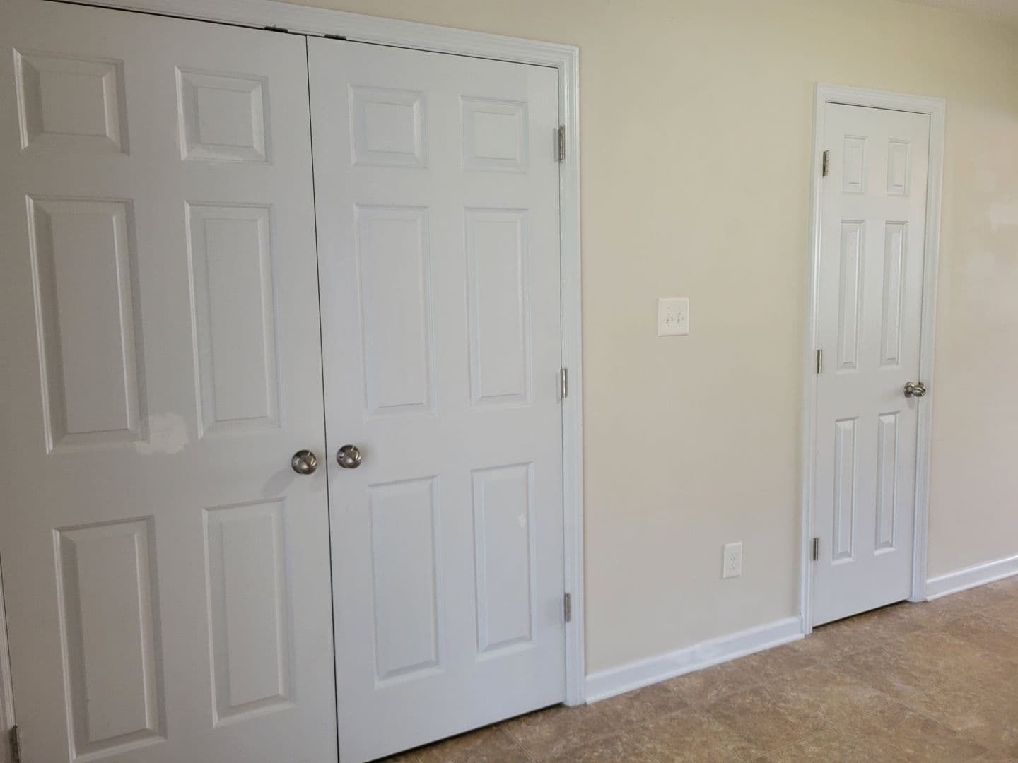 Jacksonville House: 1002 Ornate Drive