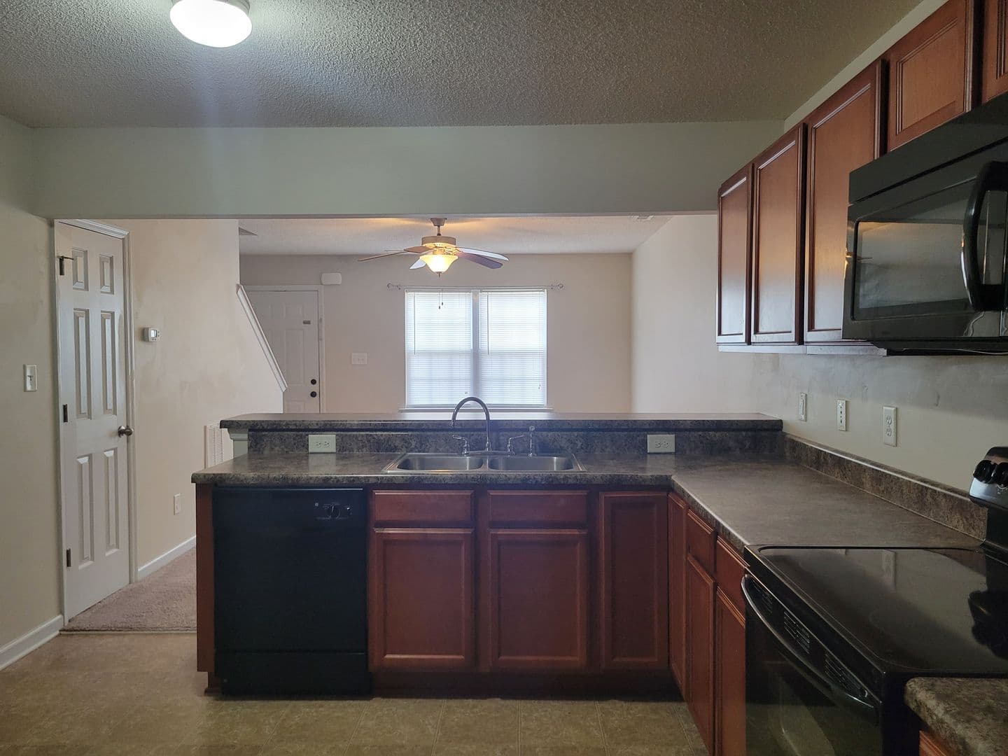 Jacksonville House: 1002 Ornate Drive