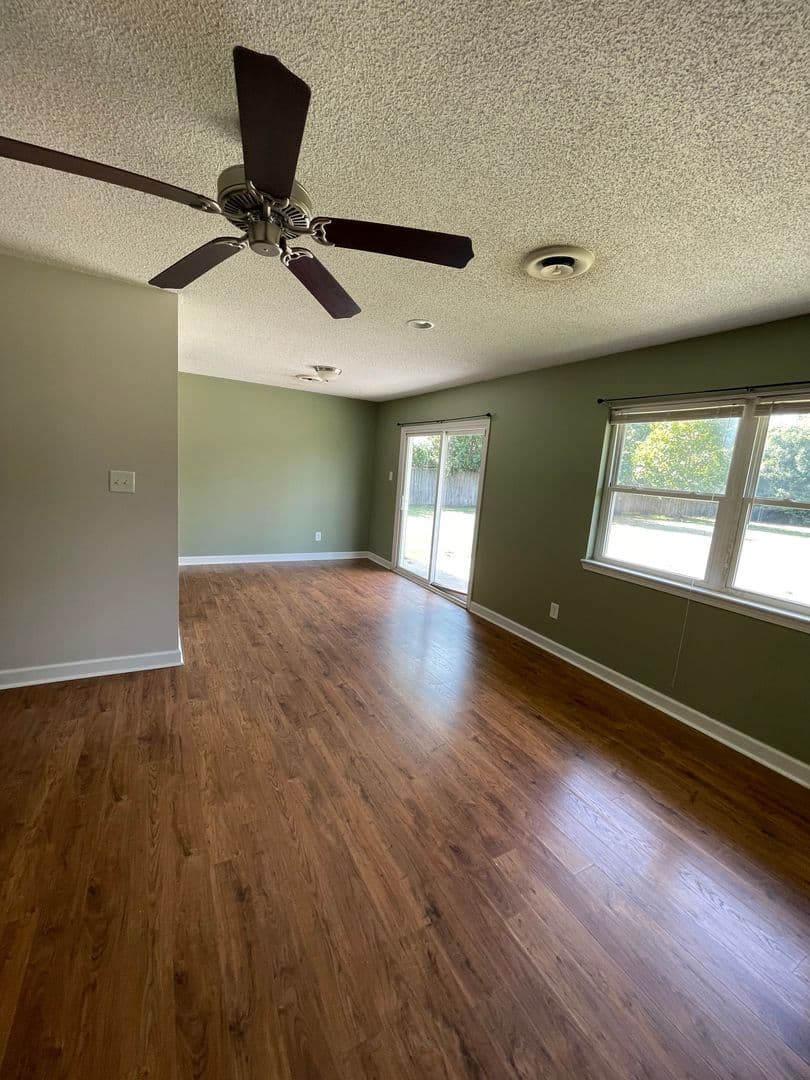 Jacksonville House: 104 Timber lane