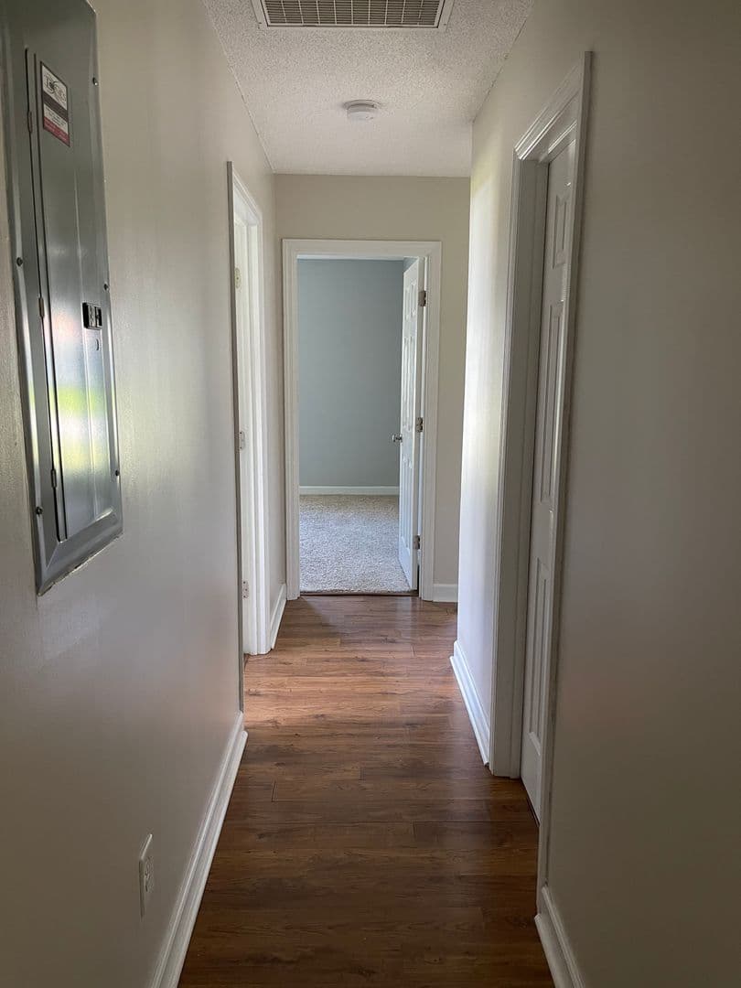 Jacksonville House: 104 Timber lane