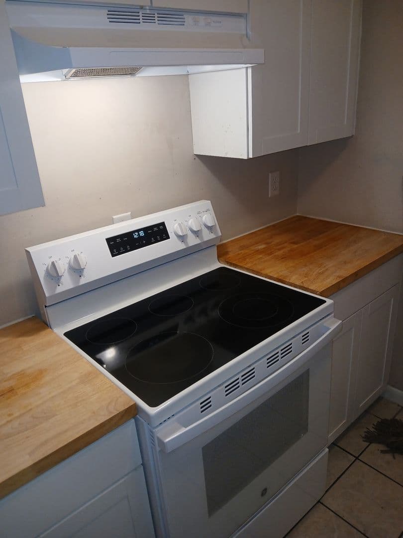 Gainesville House: 1721 SW 68th Ter