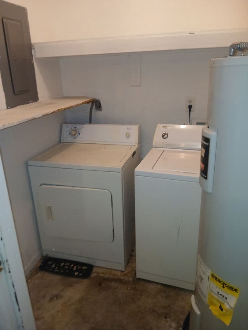 Gainesville House: 1721 SW 68th Ter