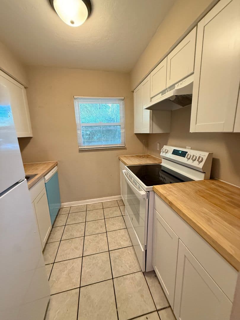 Gainesville House: 1721 SW 68th Ter