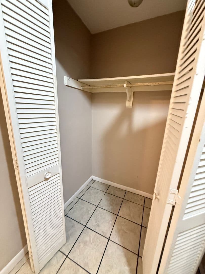 Gainesville House: 1721 SW 68th Ter