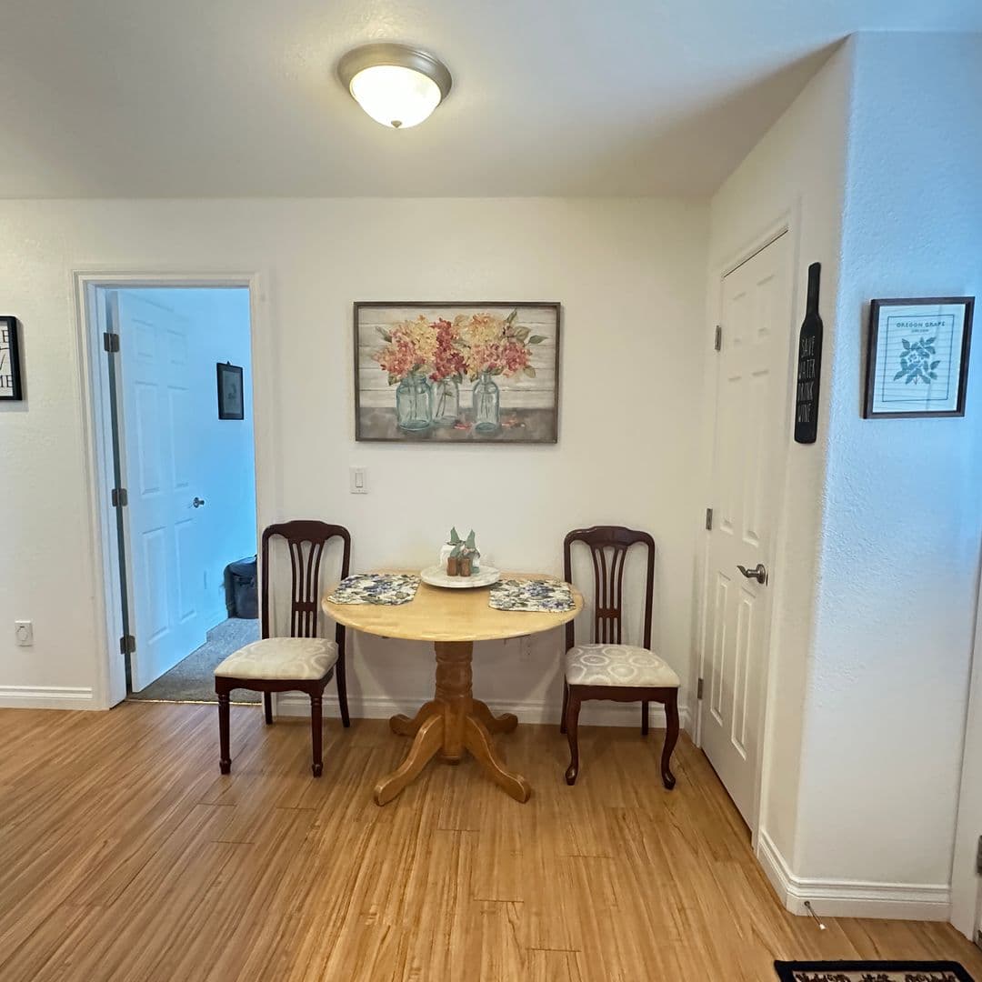 Jacksonville House: 380 N 4th St