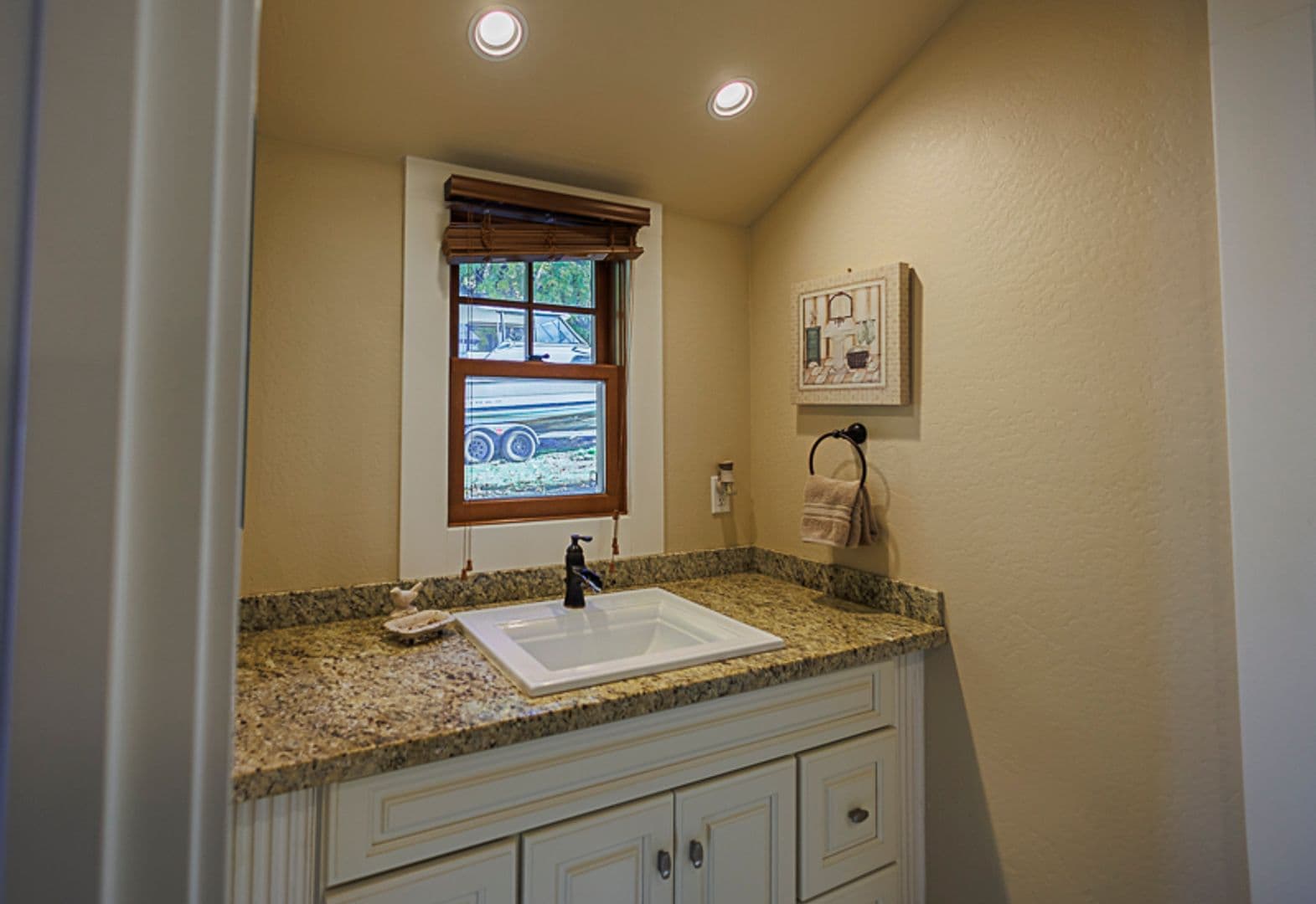 Jacksonville House: 375B S 4th Street