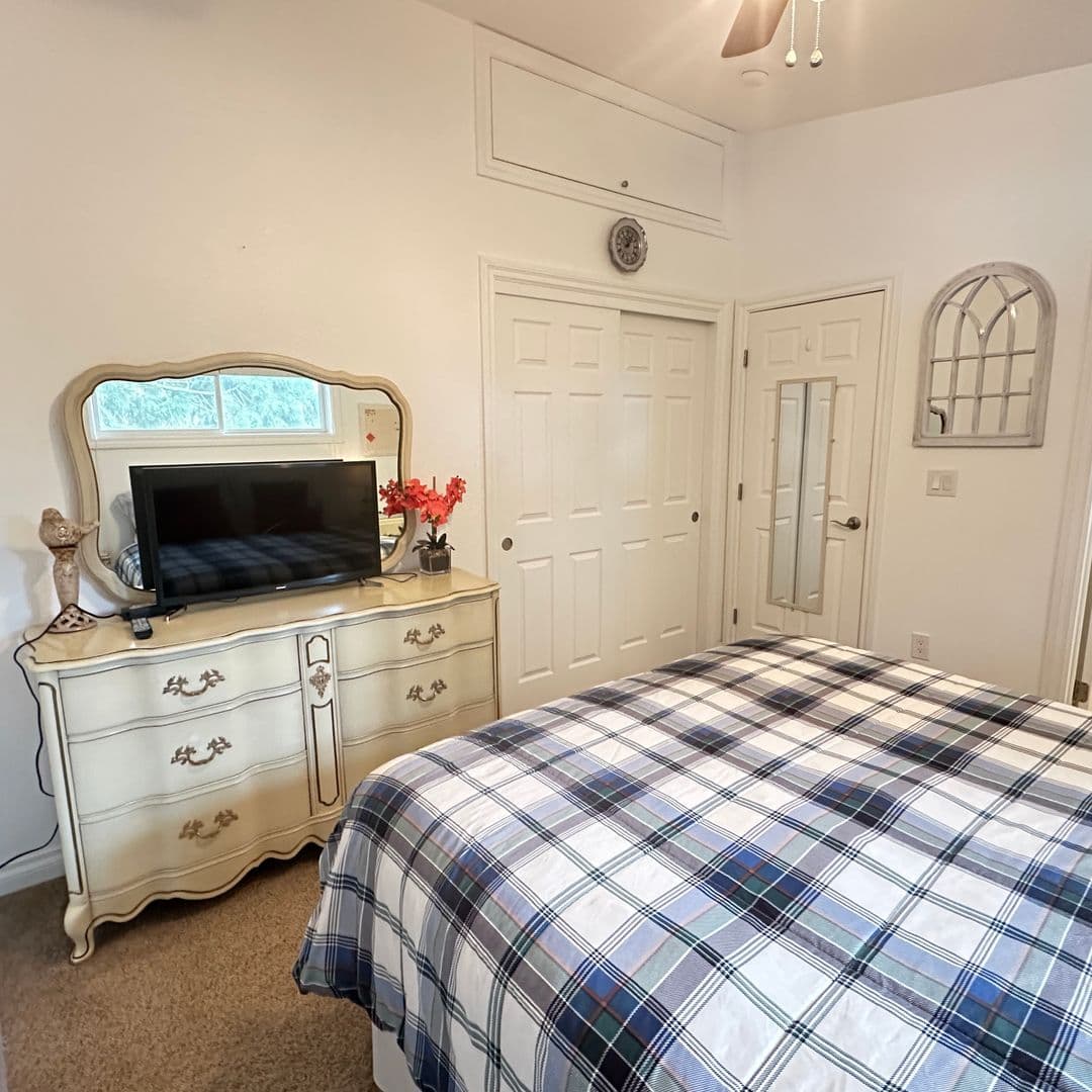 Jacksonville House: 380 N 4th St