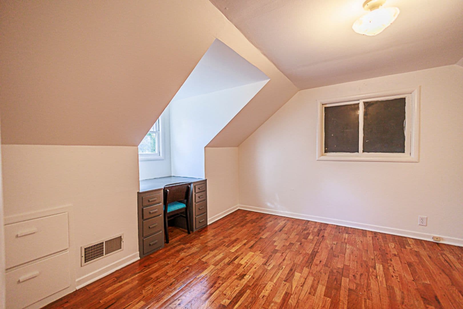 Jacksonville House: 585 South 3rd St