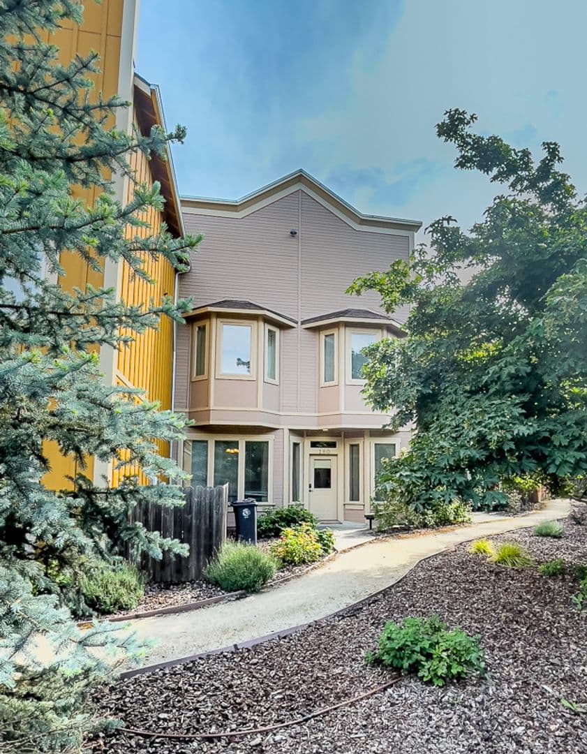 Jacksonville House: 180 E F Street