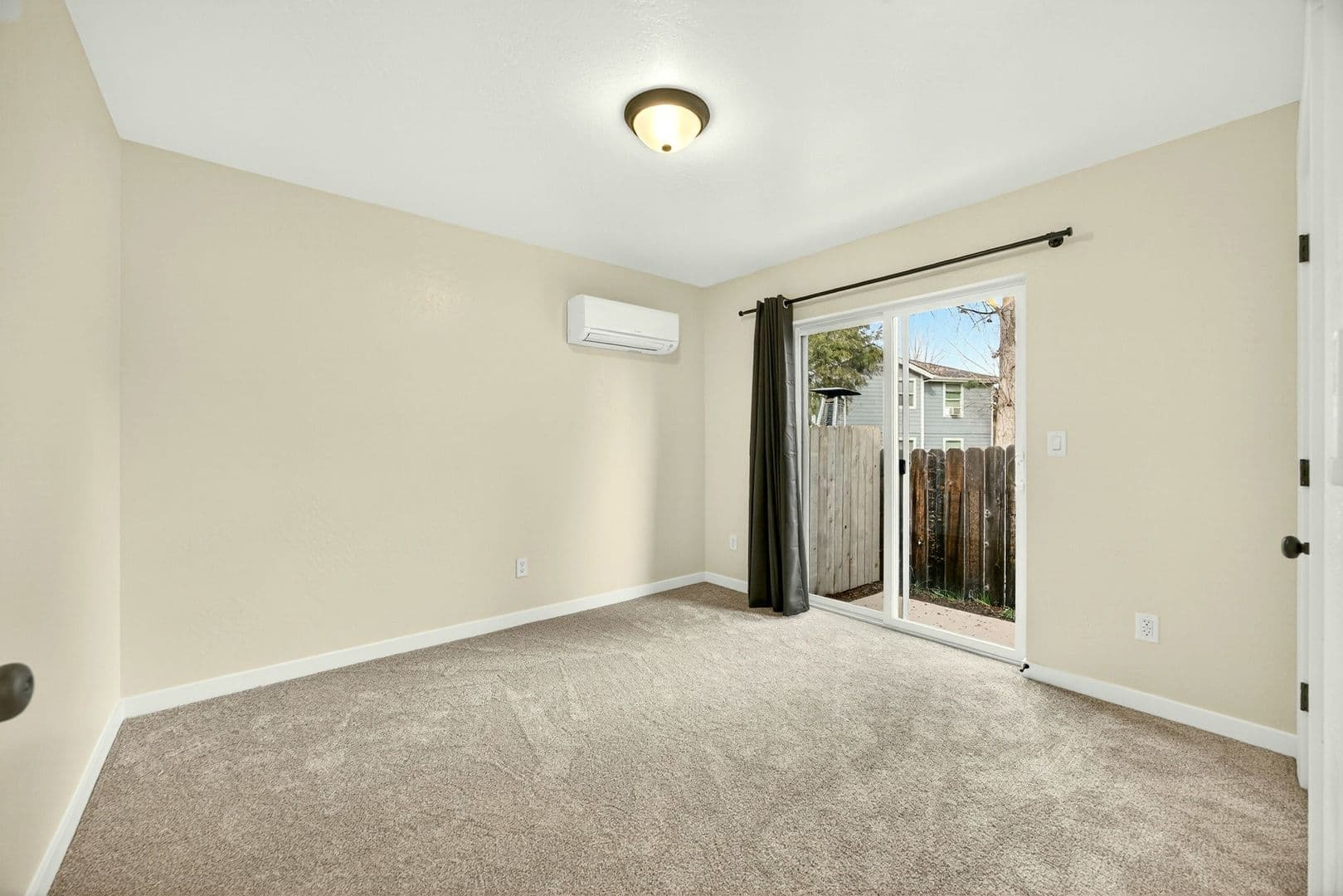 Jacksonville House: 530 G St #4