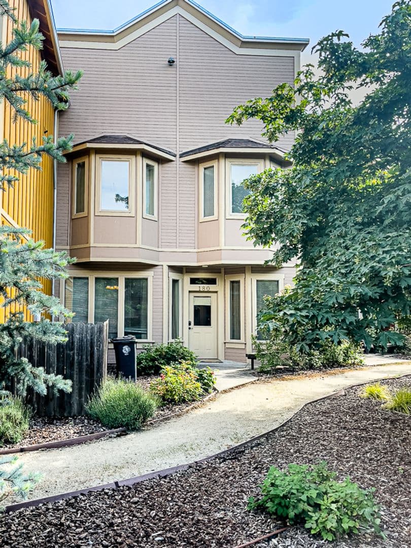 Jacksonville House: 180 E F Street