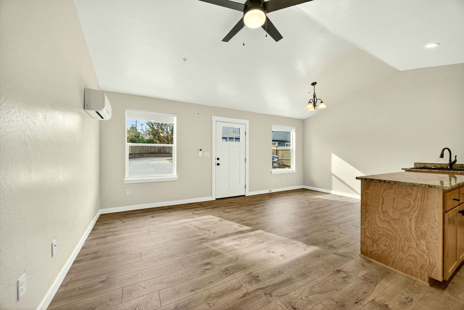 Jacksonville House: 530 G St #4