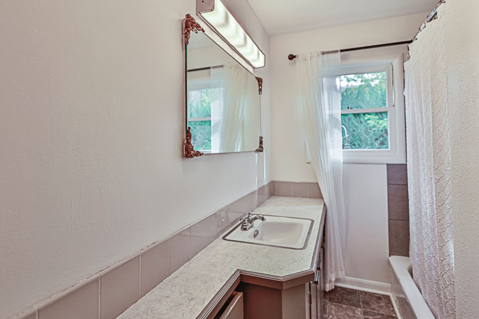 Jacksonville House: 585 South 3rd St