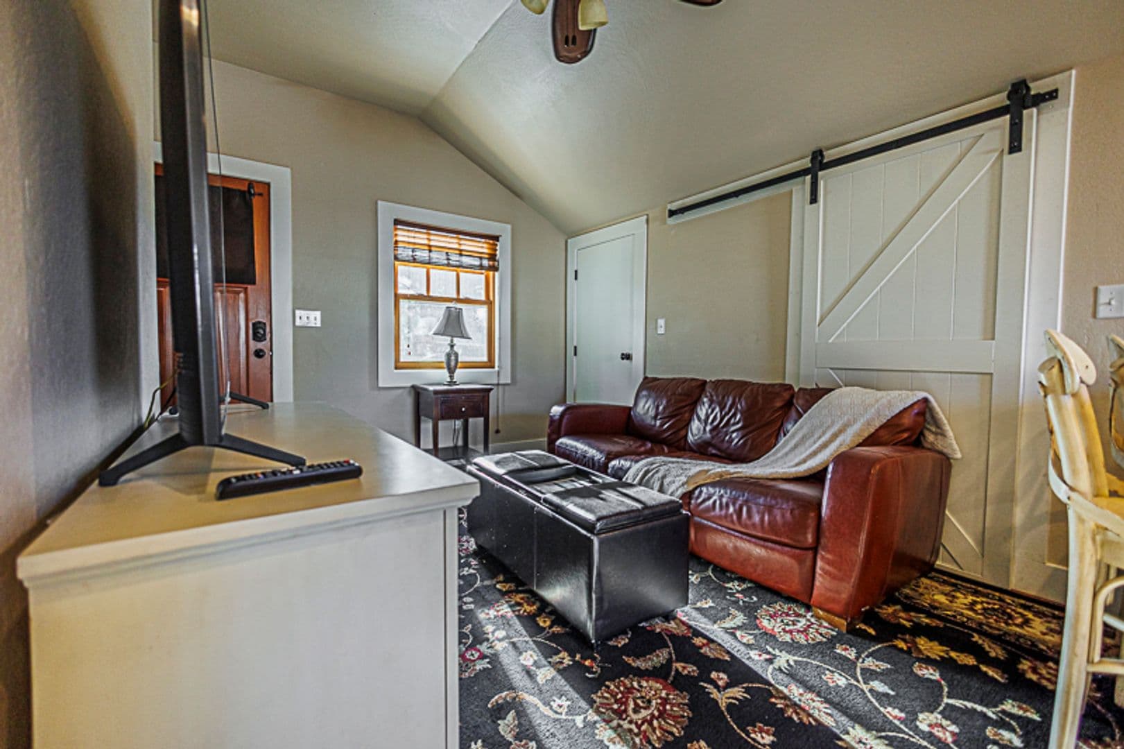 Jacksonville House: 375B S 4th Street