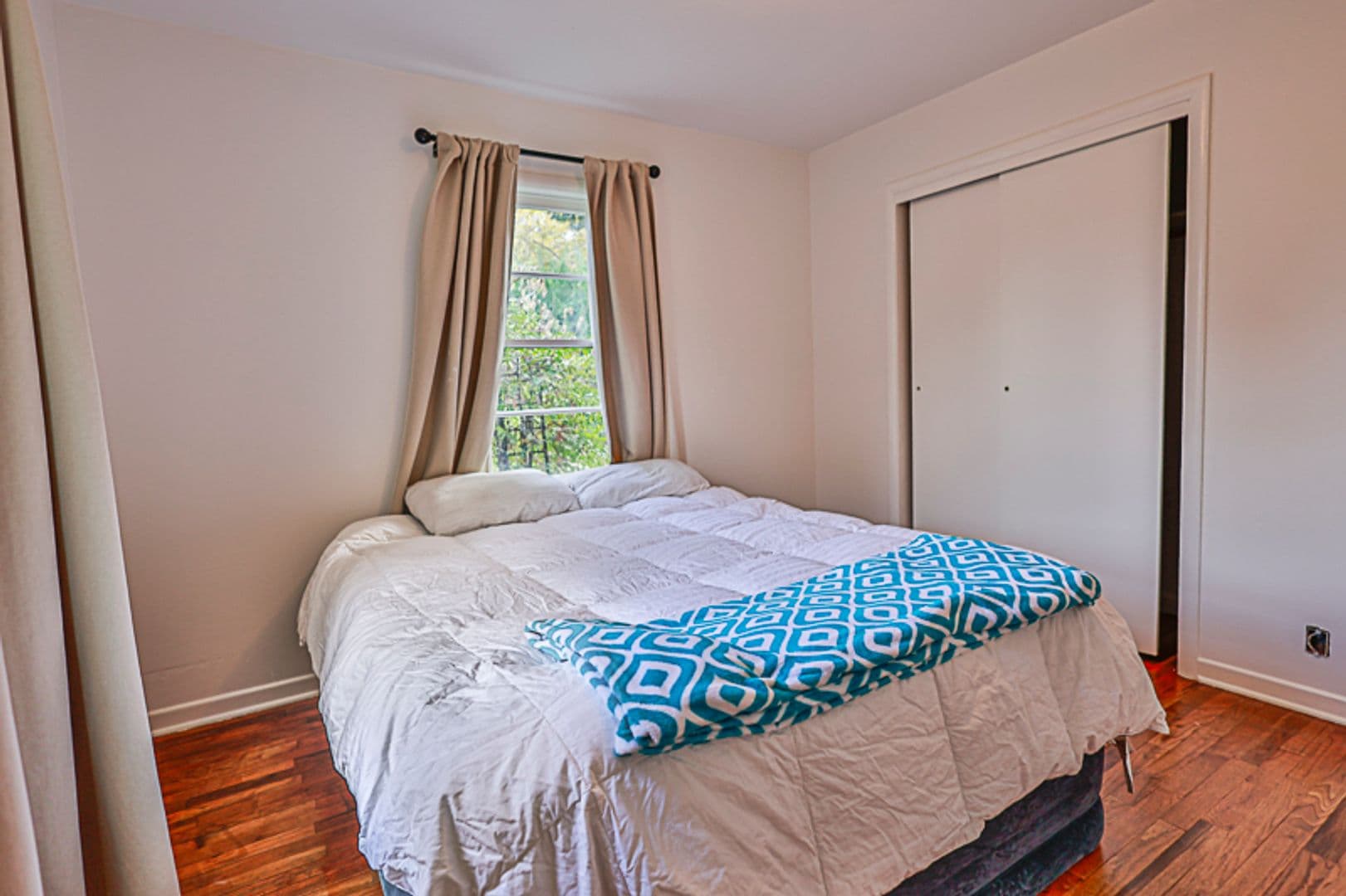 Jacksonville House: 585 South 3rd St