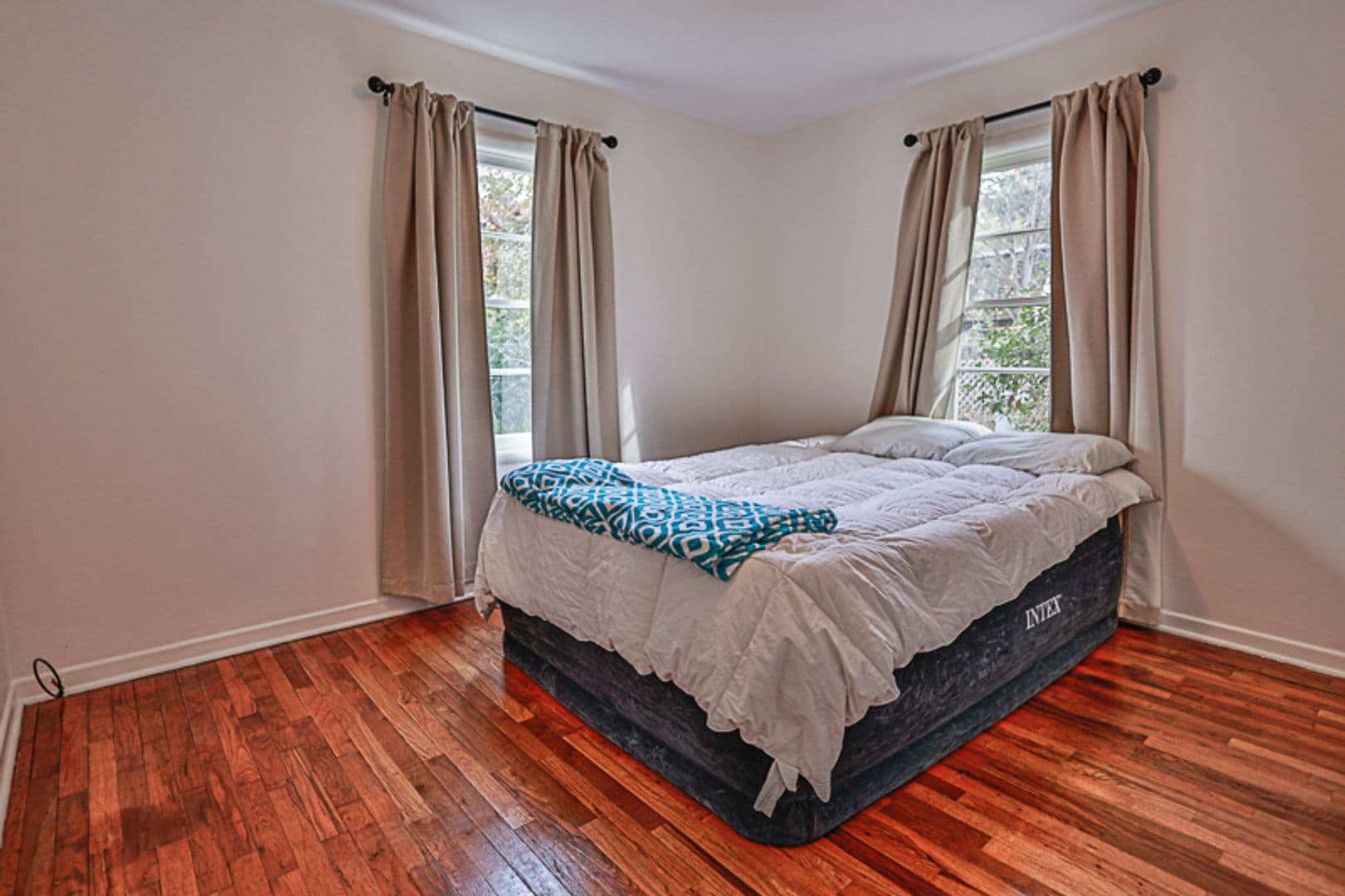 Jacksonville House: 585 South 3rd St