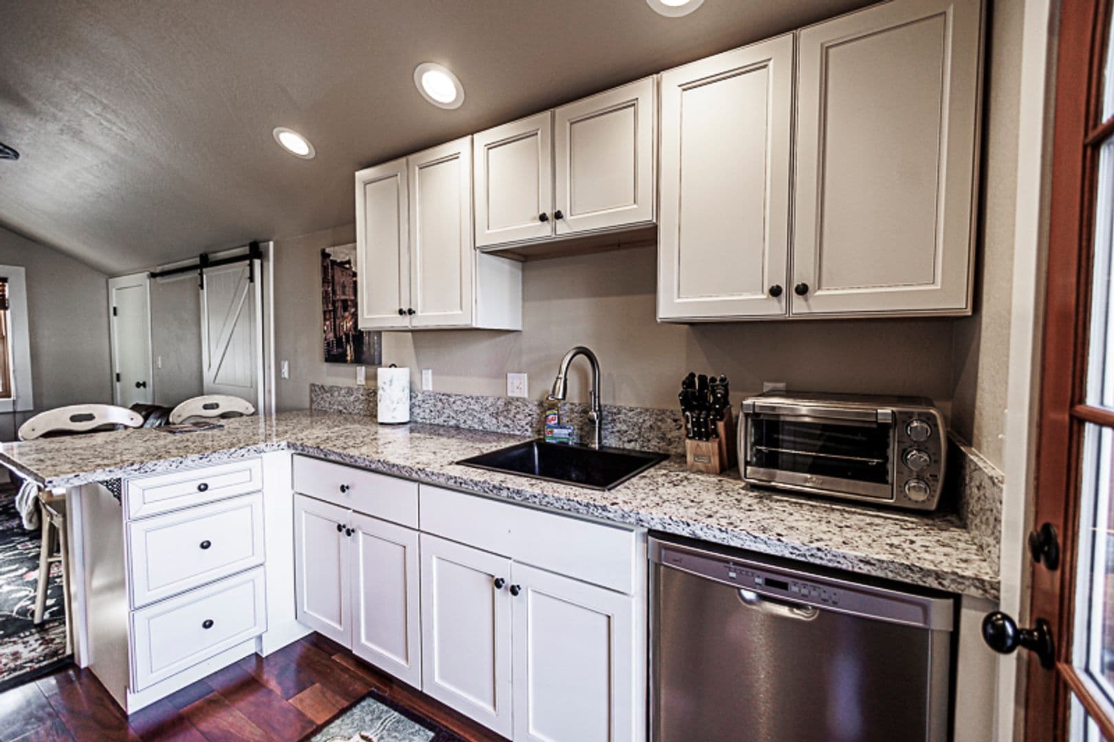 Jacksonville House: 375B S 4th Street