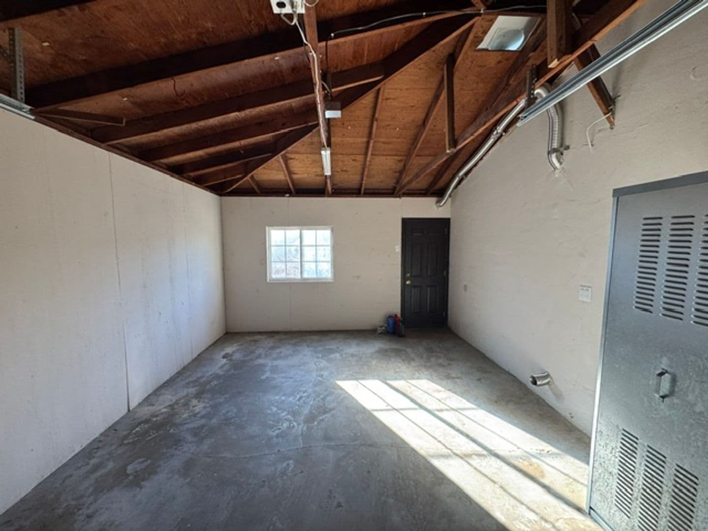 San Jacinto House: 498 S Vernon