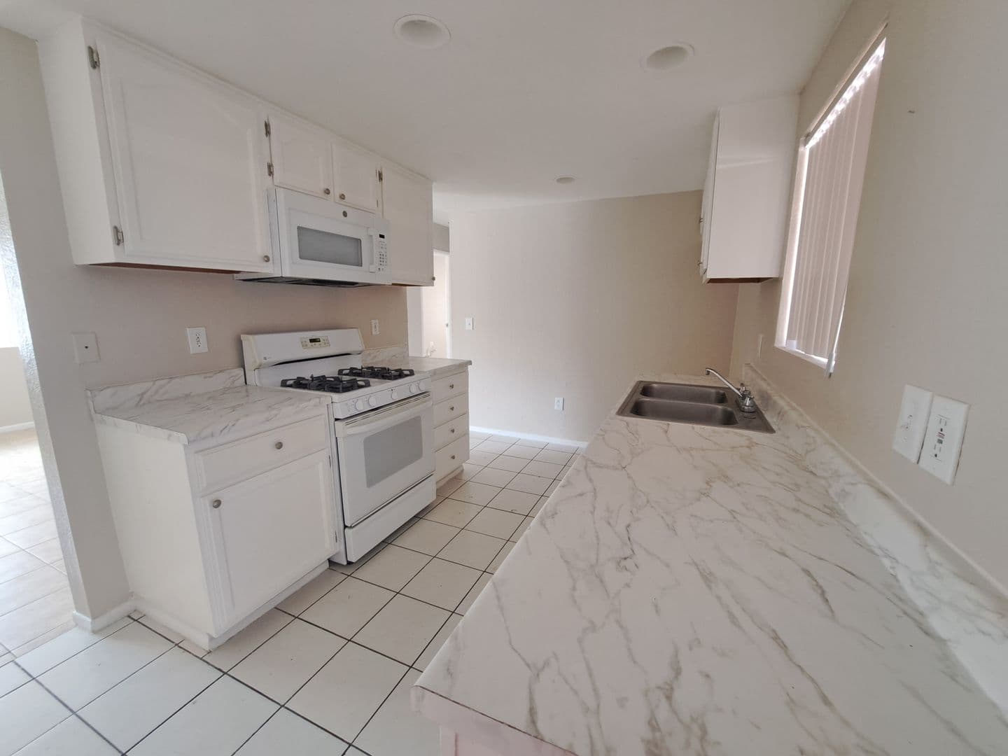Apple Valley Apartment: 12222 Kiowa Rd
