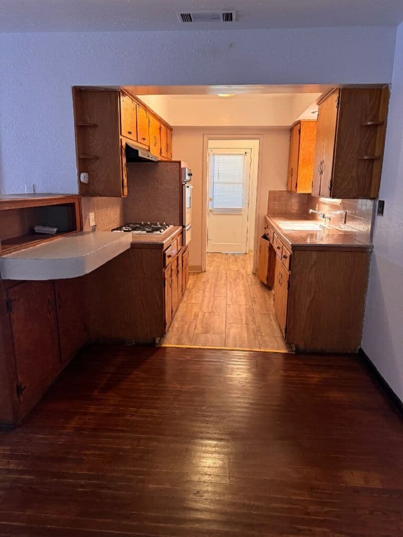 San Jacinto House: 289 S Sheriff Ave