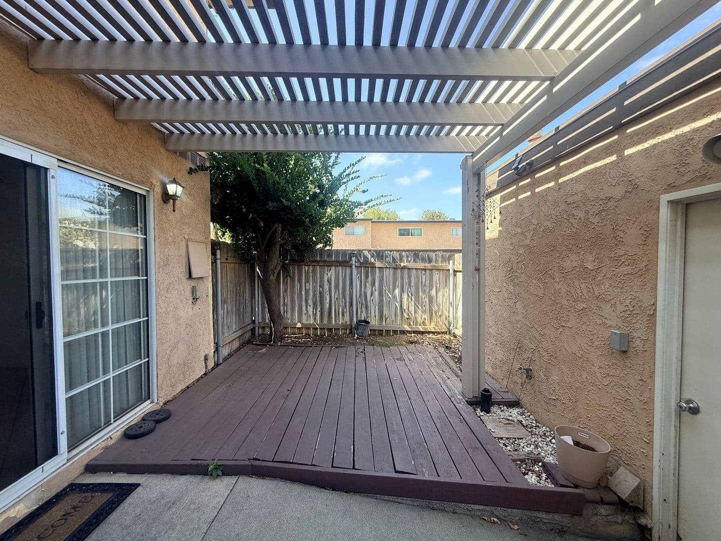 Riverside House: 10570 White Oak Dr