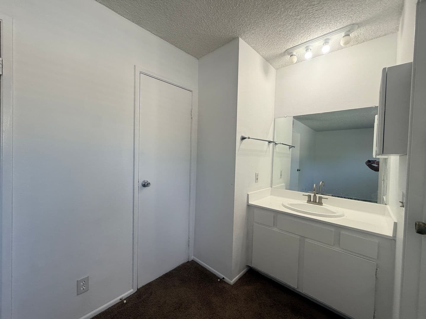 Riverside House: 10570 White Oak Dr