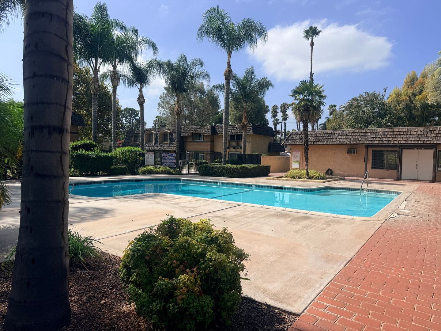 Riverside House: 10570 White Oak Dr