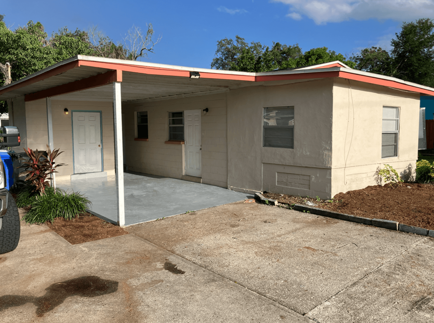 Tampa House: 402 Flame Tree Rd
