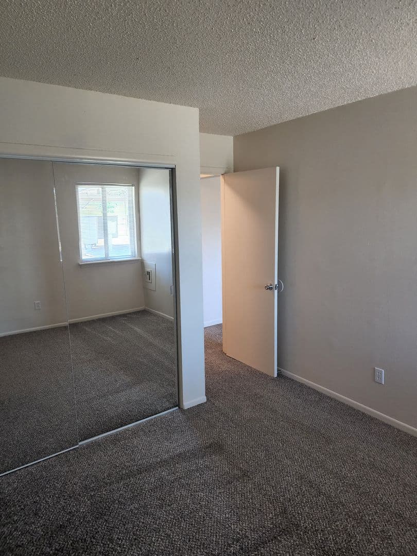 Wichita Apartment: 1940 S. Woodlawn