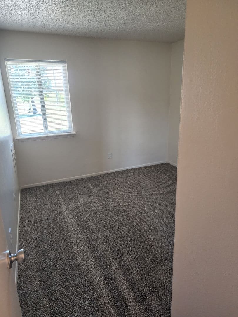 Wichita Apartment: 1940 S. Woodlawn