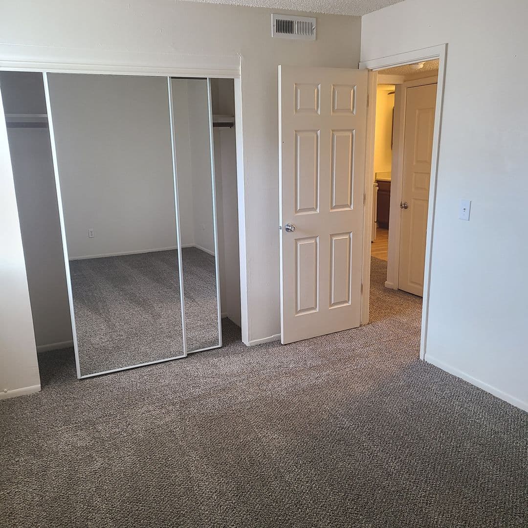 Wichita Apartment: 1940 S. Woodlawn