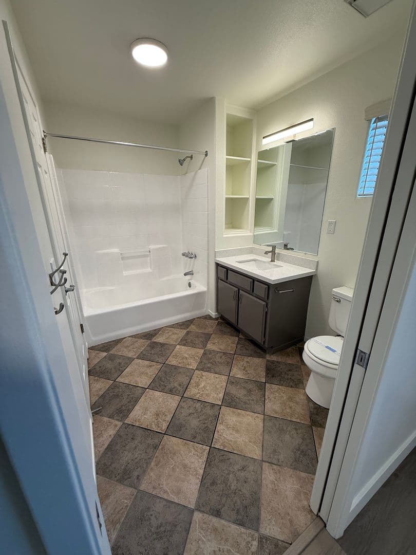 Bakersfield Apartment: 1100 Mondavi Way