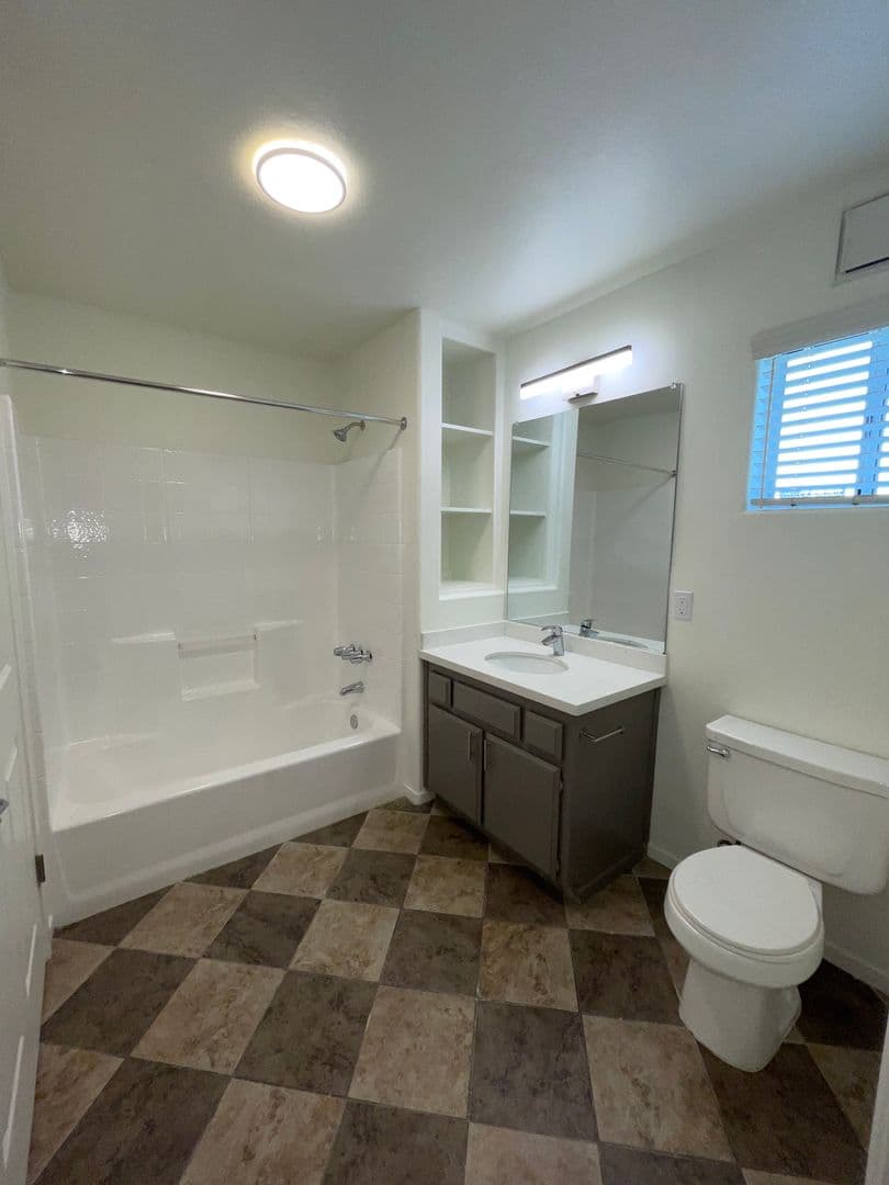 Bakersfield Apartment: 1100 Mondavi Way