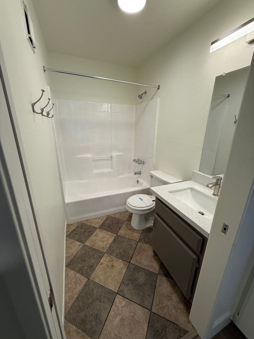 Bakersfield Apartment: 1100 Mondavi Way