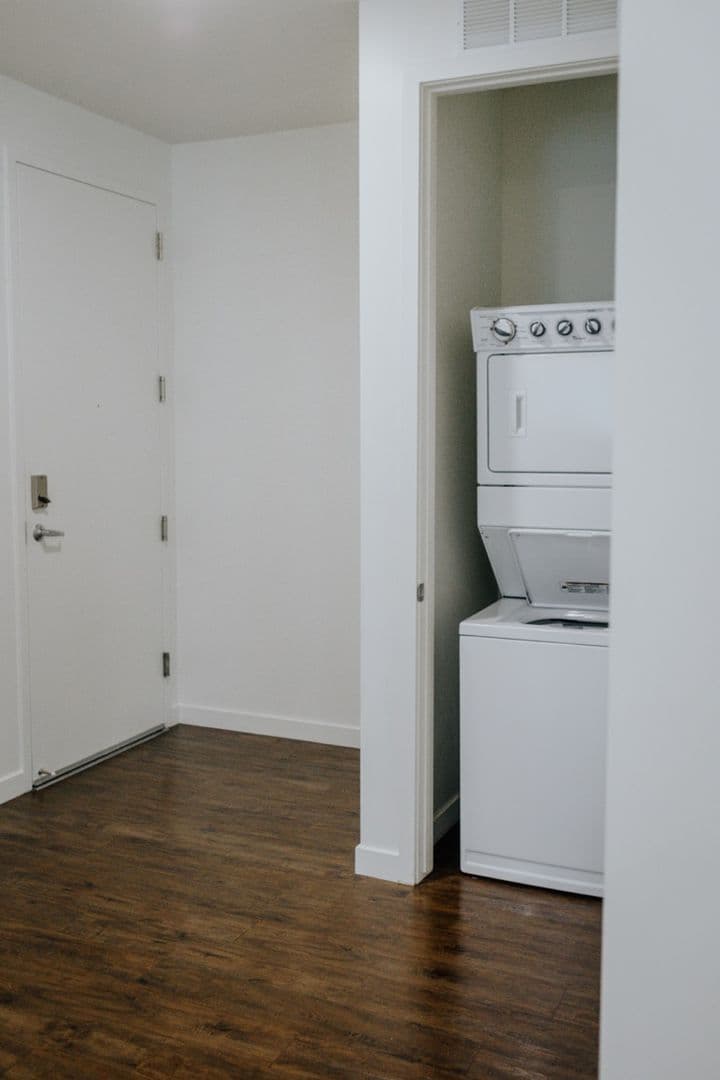 Bakersfield Apartment: 11325 Park Square Drive