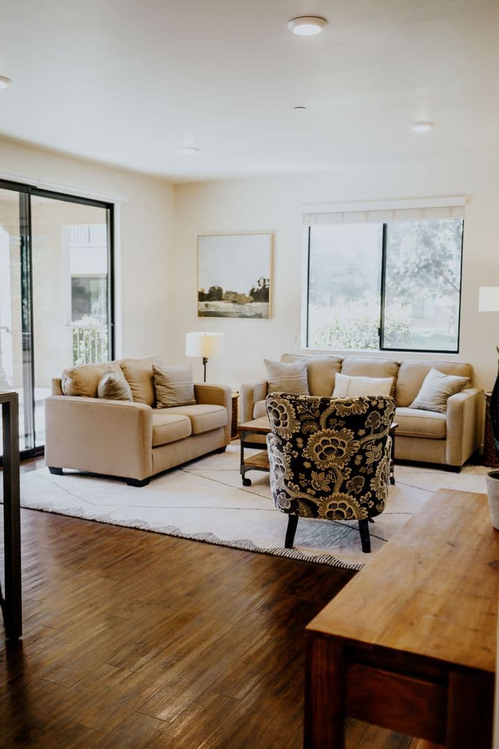 Bakersfield Apartment: 11325 Park Square Drive