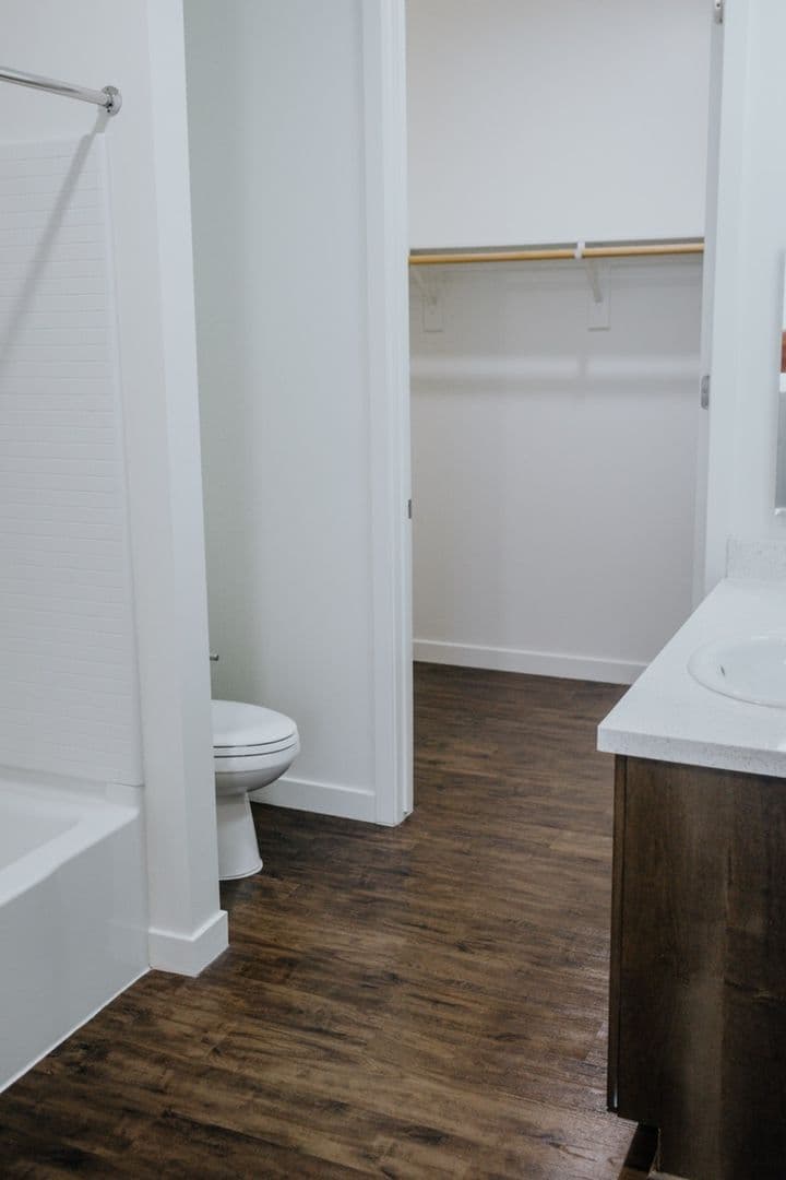 Bakersfield Apartment: 11325 Park Square Drive