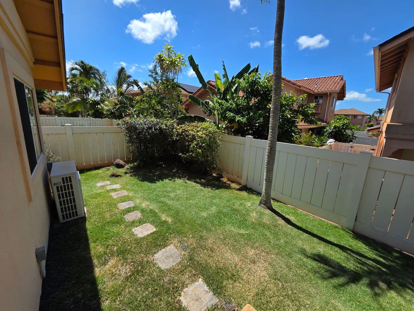 Waipahu House: 94-205A Huewai Pl