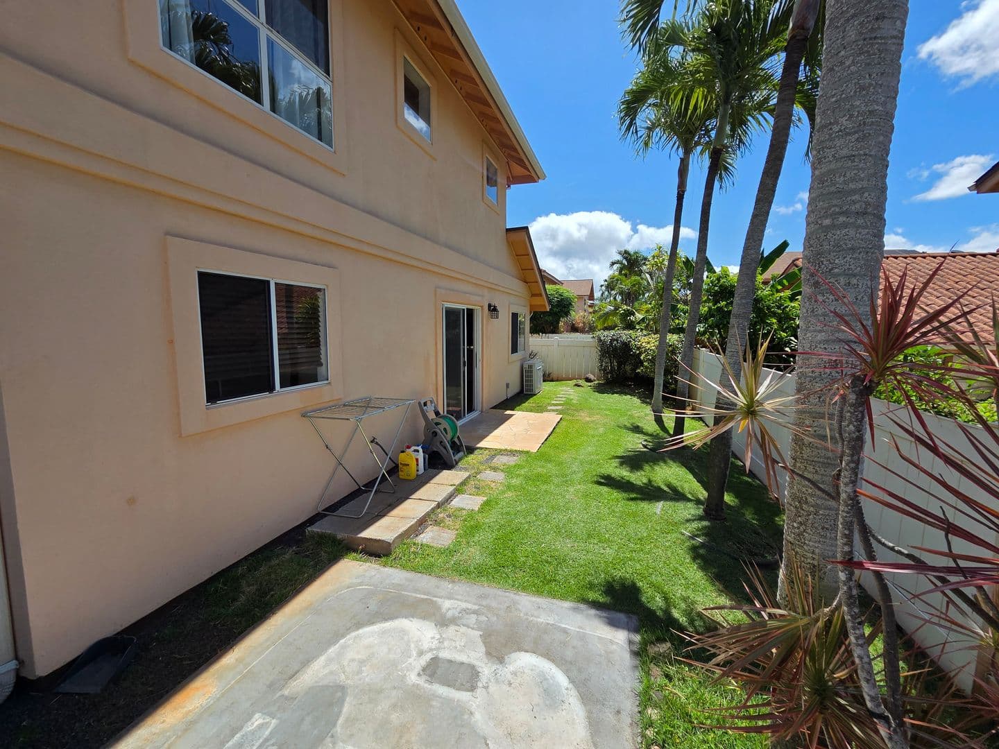 Waipahu House: 94-205A Huewai Pl