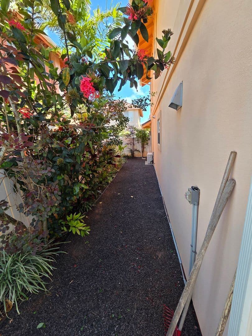 Waipahu House: 94-205A Huewai Pl