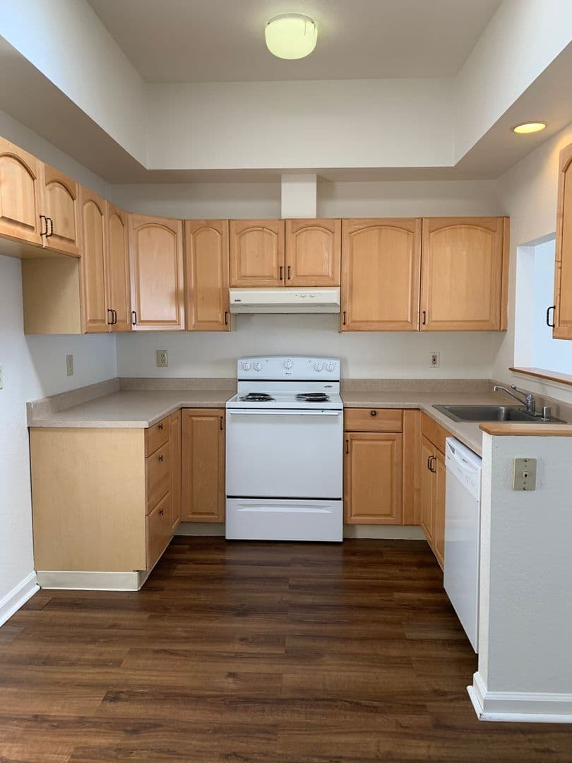 Seaside Apartment: 555 Broadway Ave