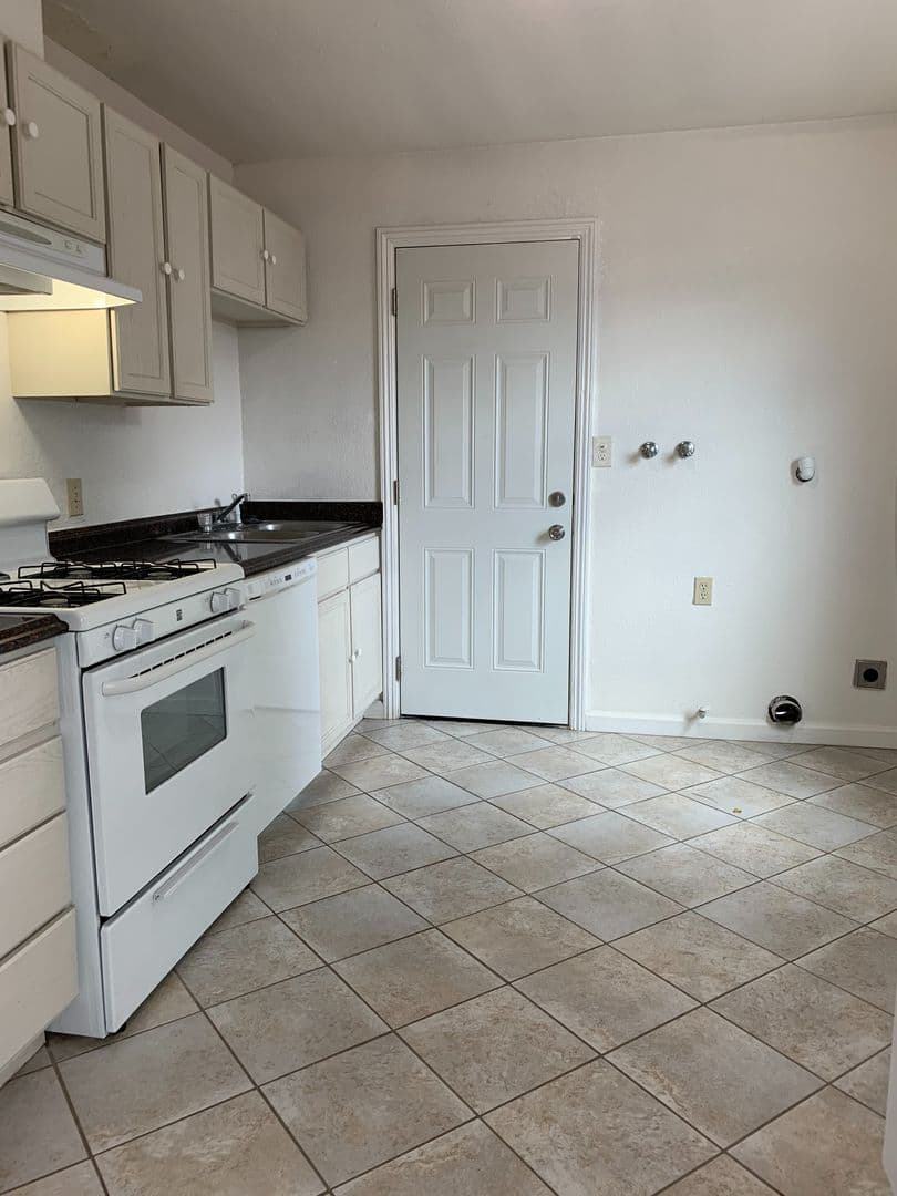 Monterey Apartment: 414 Ramona Ave
