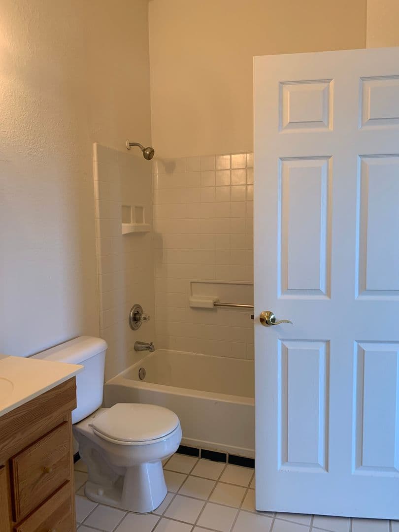 Seaside Apartment: 555 Broadway Ave