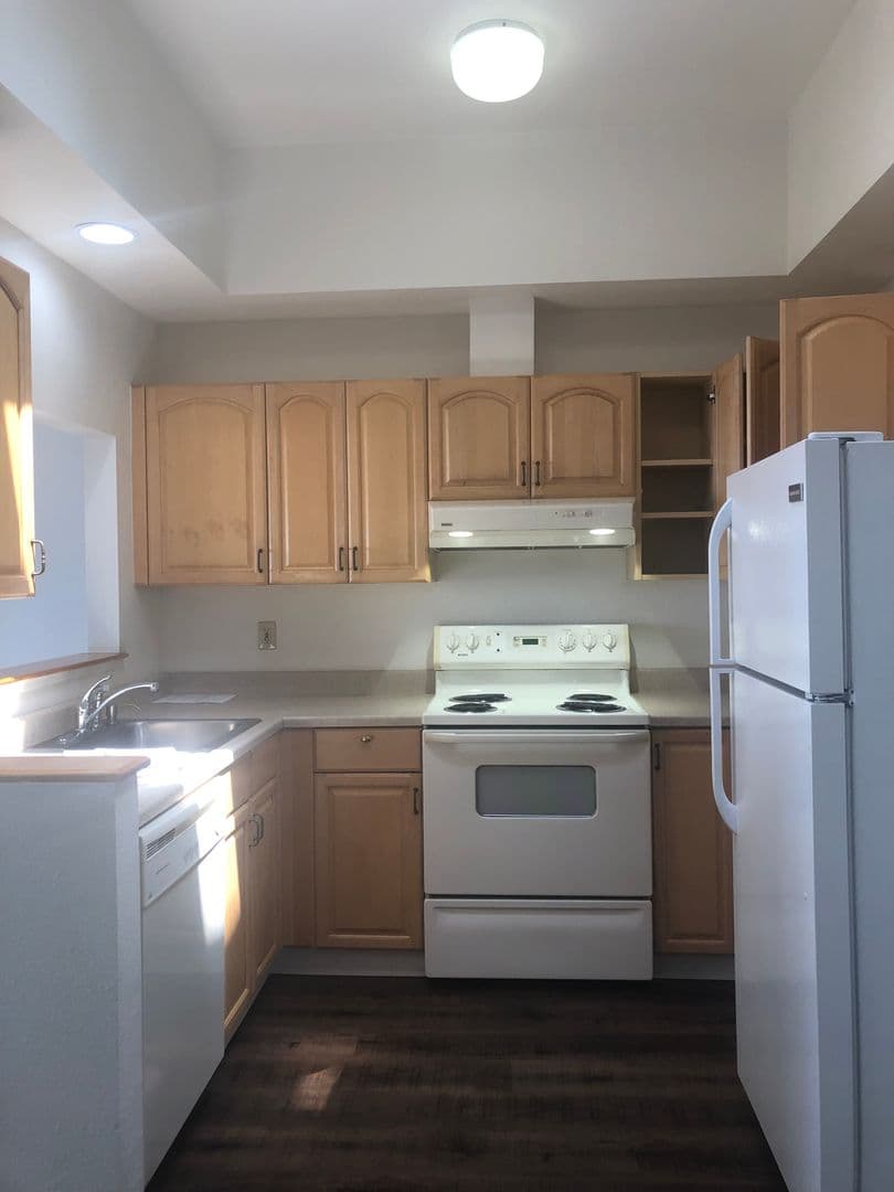 Seaside Apartment: 555 Broadway Ave