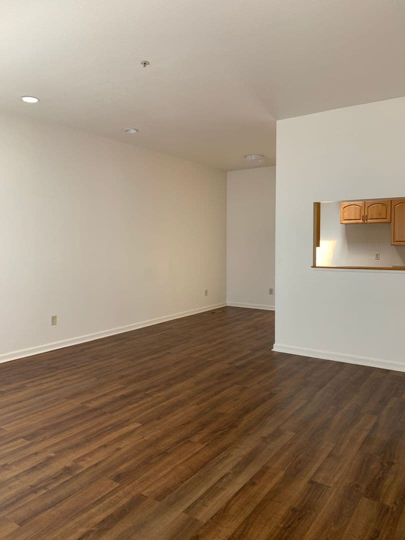 Seaside Apartment: 555 Broadway Ave