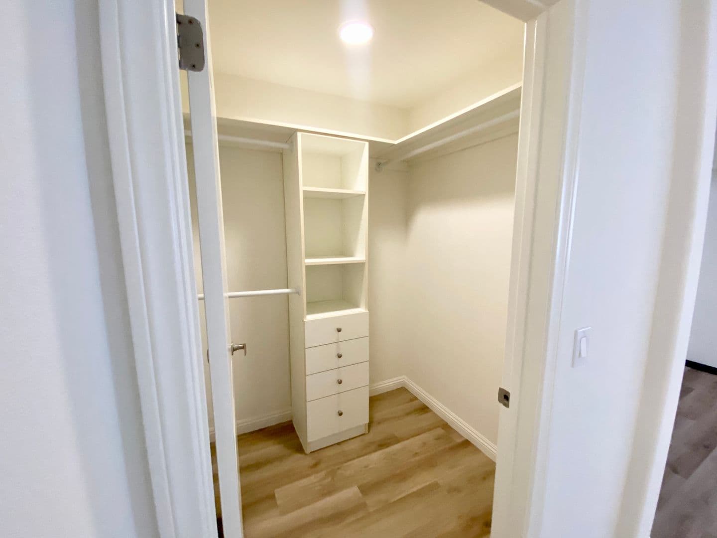 Los Angeles Apartment: 689 S Berendo St