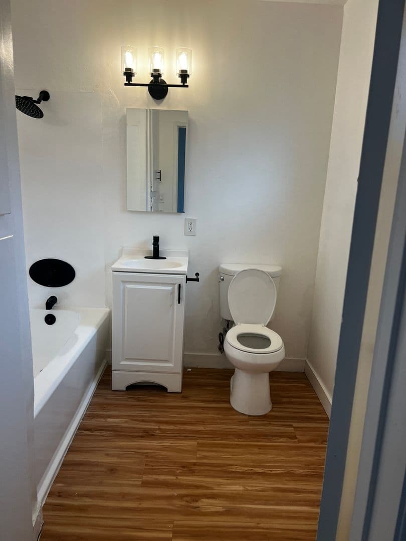 Anaheim Apartment: 937 S Roberts St