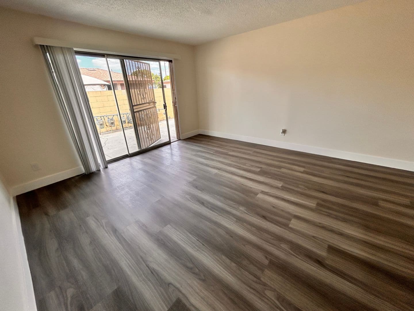 Bell Gardens Apartment: 6128 Gotham St