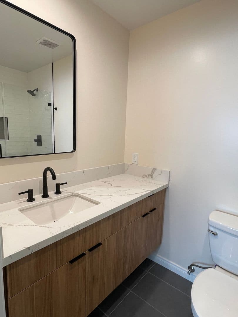 Venice Apartment: 707 - 707 1/2 6th Ave